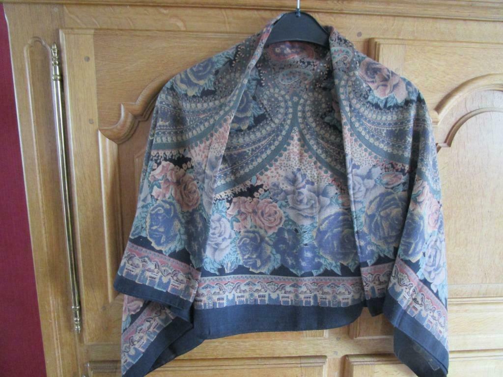 Foulard carré, Enlèvement ou Envoi, Porté, Écharpe