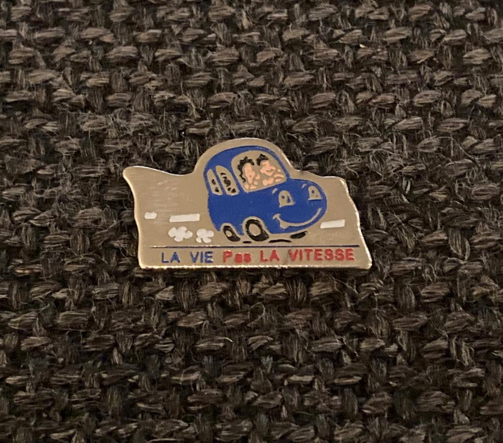 PIN - LA VIE - PAS LE VITESSE - SÉCURITÉ ROUTIÈRE, Envoi, Utilisé, Transport, Insigne ou Pin's