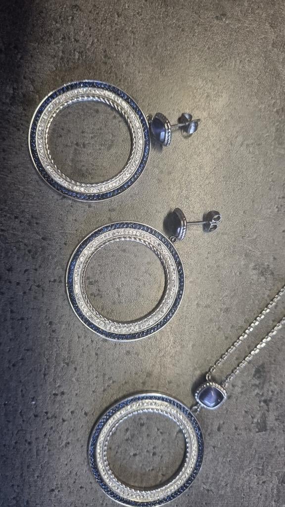 Setje van Victoria juwelen NIEUW✅️, Ophalen, Overige materialen, Hangers, Blauw