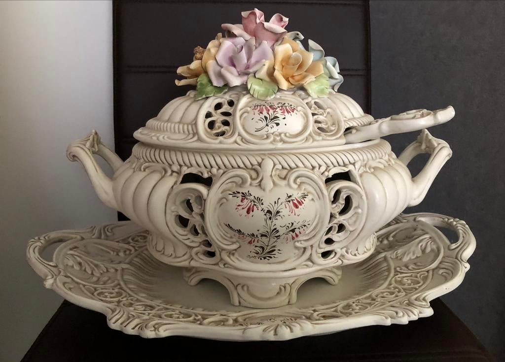 Decoratieve porseleinen soepkom met soeplepel & onderschotel, Antiek en Kunst, Ophalen