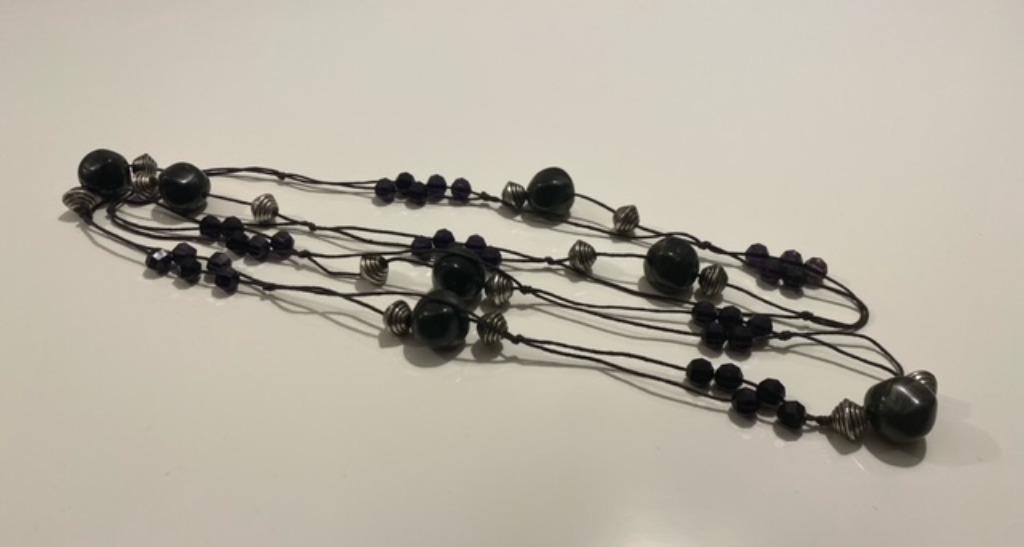 Zwarte halsketting met zwarte en zilverkleurige kralen, Bijoux, Sacs & Beauté, Colliers, Enlèvement ou Envoi, Utilisé, Noir, Synthétique