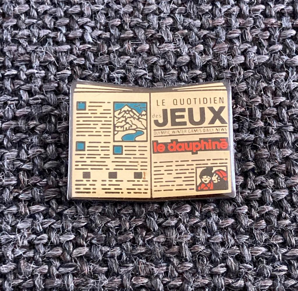 PIN - LE QUOTIDIEN DES JEUX OLYMPIQUES - LE DAUPHINÉ, Envoi, Utilisé, Sport, Insigne ou Pin's