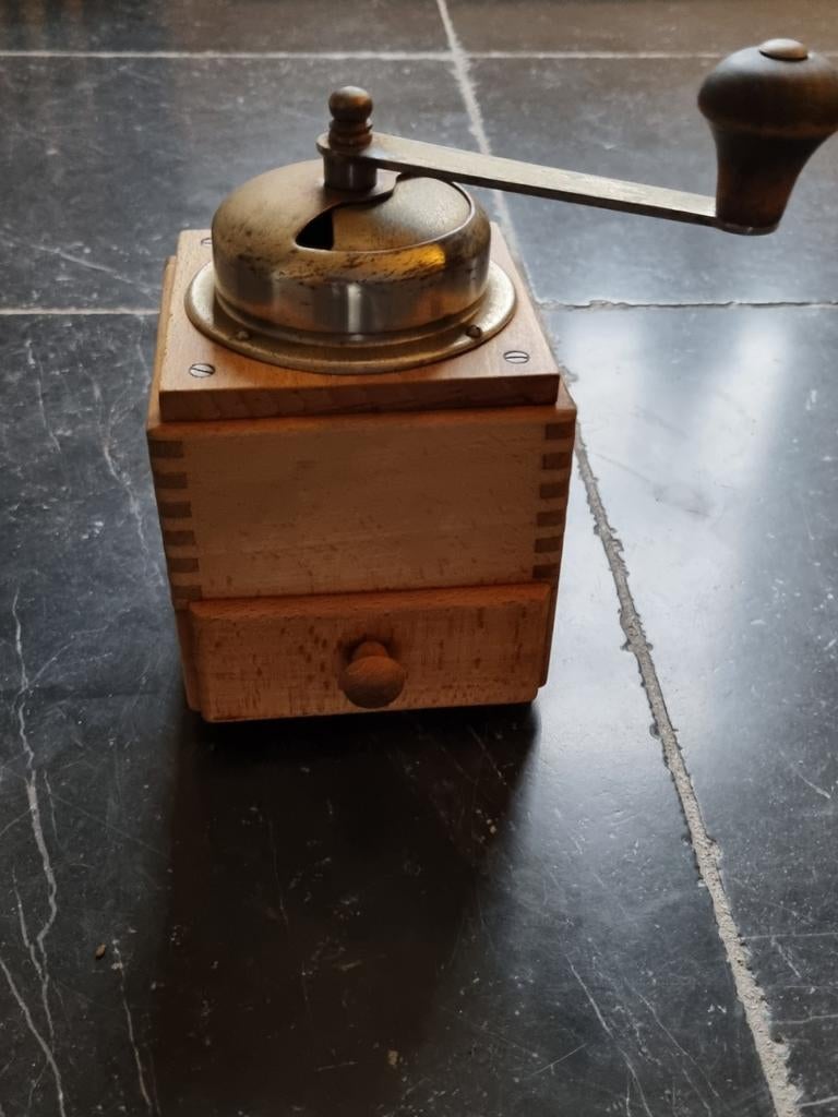 Antieke koffiemolen, Ophalen