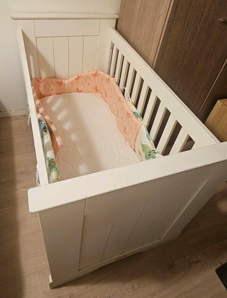 LIT D'ENFANT avec matelas et tours de lit, Enfants & Bébés, Chambre d'enfant | Chambres d'enfant complètes, Enlèvement, Utilisé