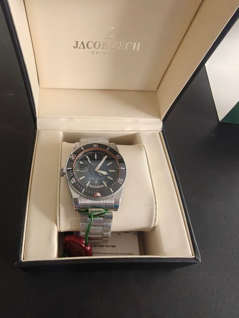 Nouvelle montre Jacob Zech Athena, Enlèvement