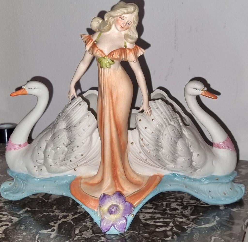 Biscuit beeldje art nouveau vrouw met zwanen, Ophalen of Verzenden
