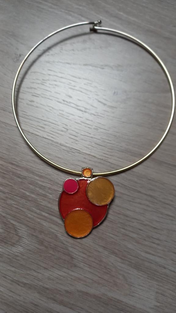 Collier argenté avec pendentif couleur rose et orange Dolce, Bijoux, Sacs & Beauté, Colliers, Enlèvement ou Envoi, Avec pendentif