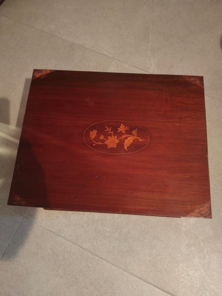 antique storage box with beautiful hand-inlaid work, Antiek en Kunst, Antiek | Meubels | Kasten, Ophalen