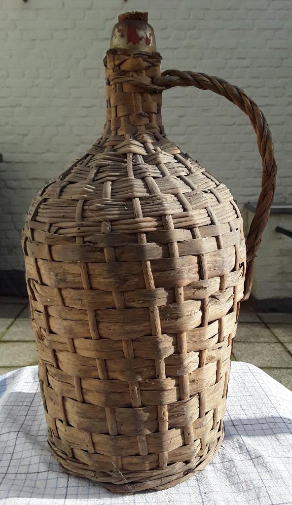 Vintage fles in gevlochten rieten mand, Antiek en Kunst, Ophalen