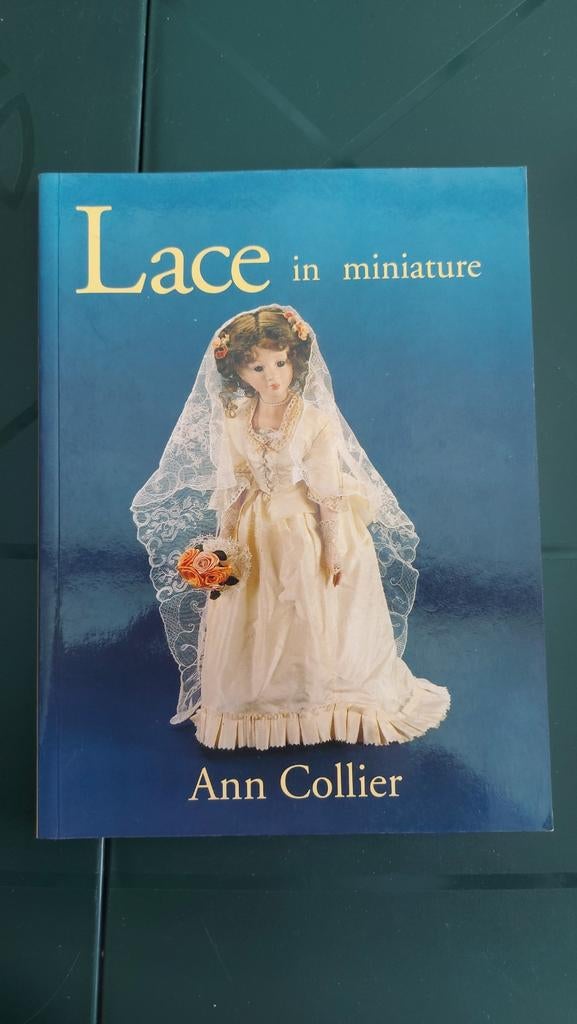 Kantklossen kloskant lace in miniature ann collier, Ophalen of Verzenden, Zo goed als nieuw, Overige typen