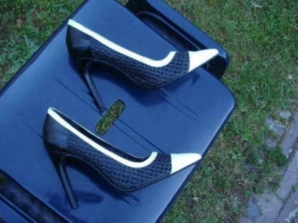 Nouveaux escarpins en cuir noir et blanc taille 36 livraison, Neuf, Escarpins, Noir, Envoi