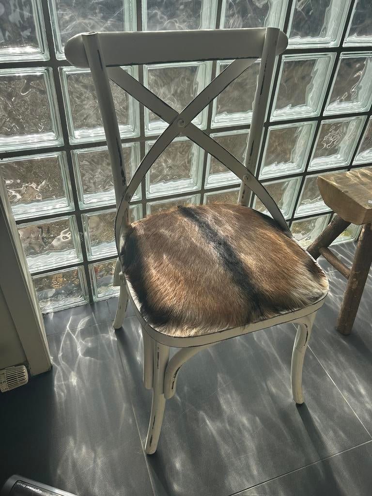 Stoel bekleed met geitenvacht, Enlèvement, Comme neuf, Blanc