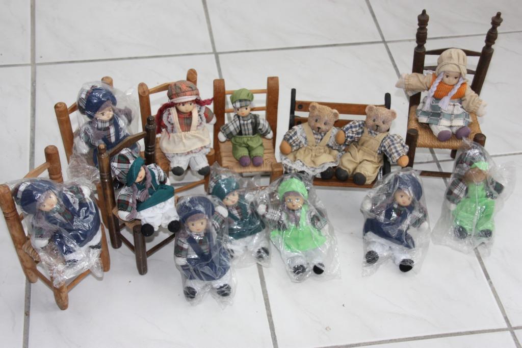 Miniatuurstoeltjes (6) en rustiekbank + 13 poppetjes, Verzamelen, Ophalen of Verzenden, Gebruikt
