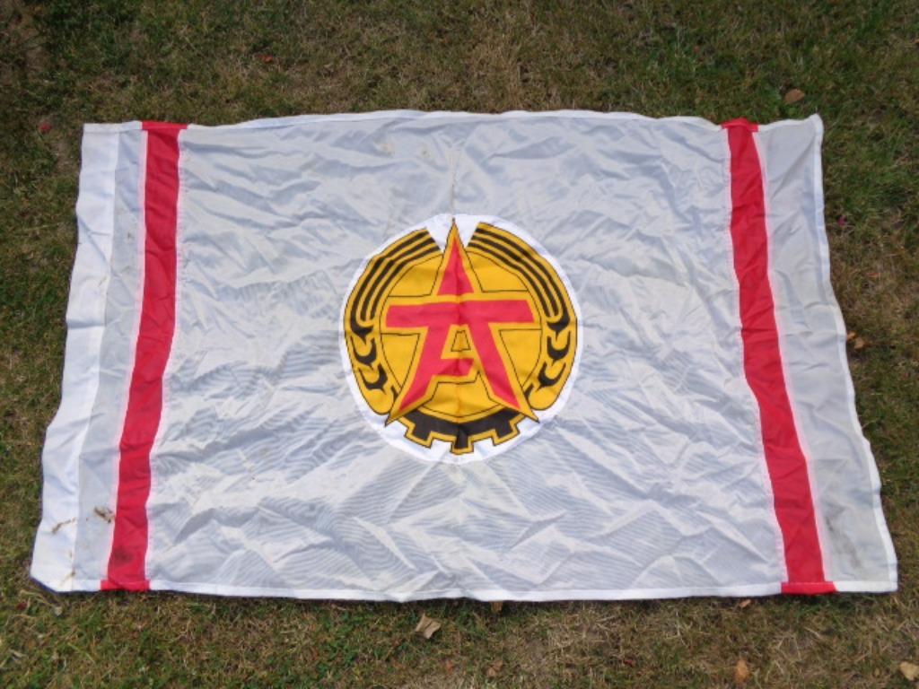 DDR communistische vlag , mij onbekende uitvoering, Diversen, Vlaggen en Wimpels, Ophalen of Verzenden, Zo goed als nieuw