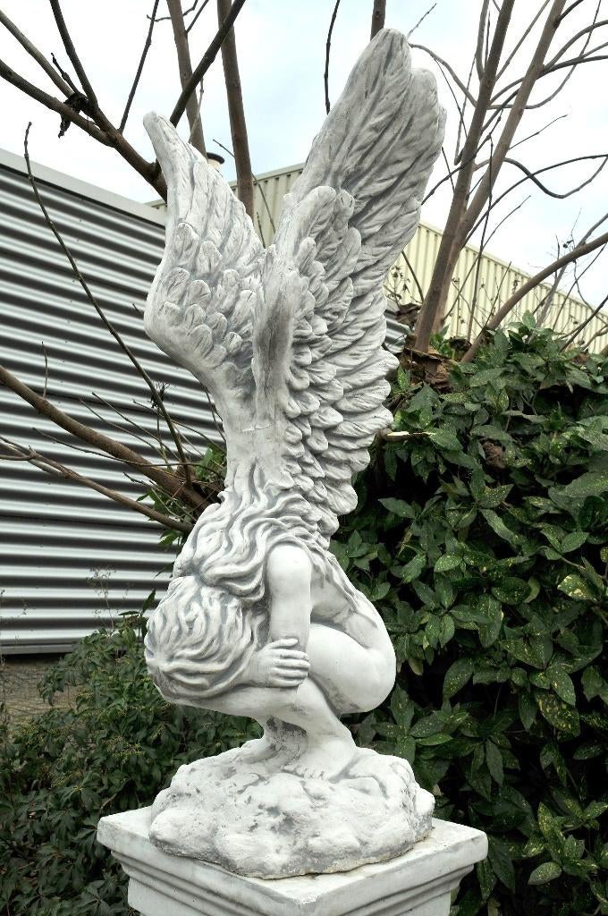 Très grand ange agenouillé avec les ailes relevées, Enlèvement ou Envoi, Pierre, Ange