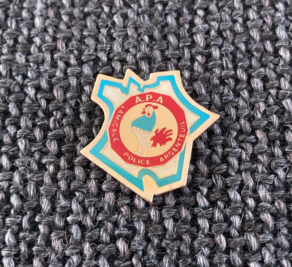 PIN - A.P.A. - AMICALE POLICE ARGENTEUIL, Verzenden, Gebruikt, Overige onderwerpen, Speldje of Pin