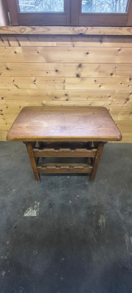 Petite table en bois massif avec porte-bouteilles intégré, Maison & Meubles, Enlèvement
