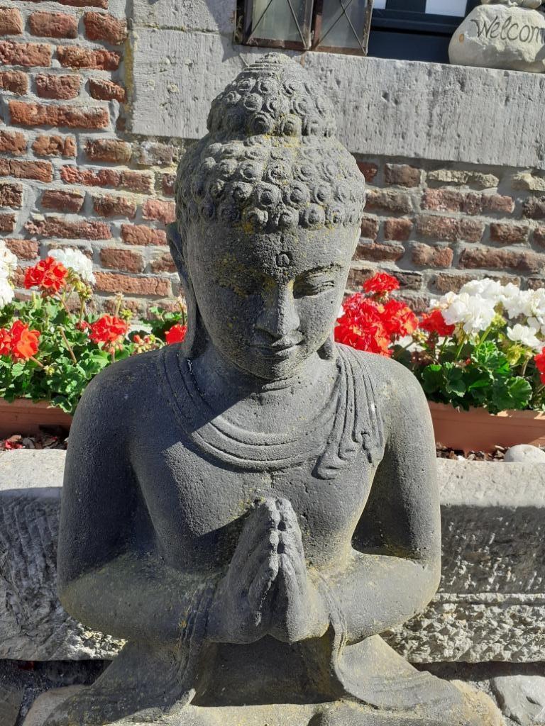 GRAND BOUDDHA A LA PRIERE EN PIERRE PATINEE(hauteur 1 m), Jardin & Terrasse, Enlèvement, Neuf, Pierre, Bouddha