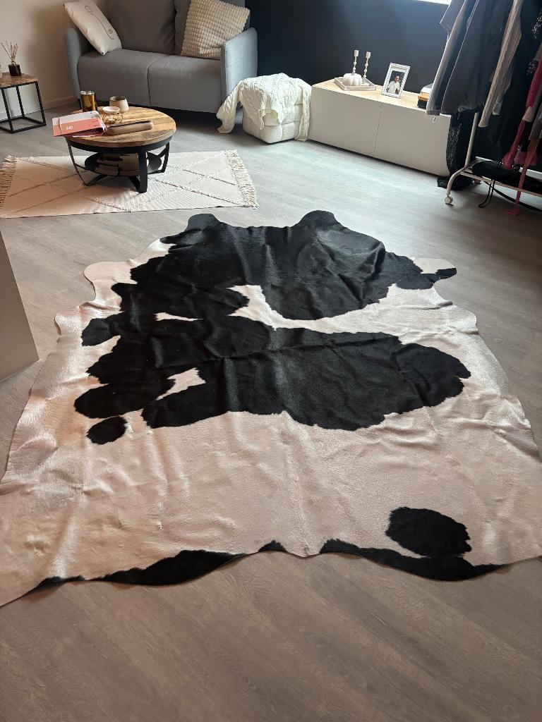 Un tapis peau de vache cuir, Maison & Meubles, Neuf, Noir, 100 à 150 cm, Autres formes