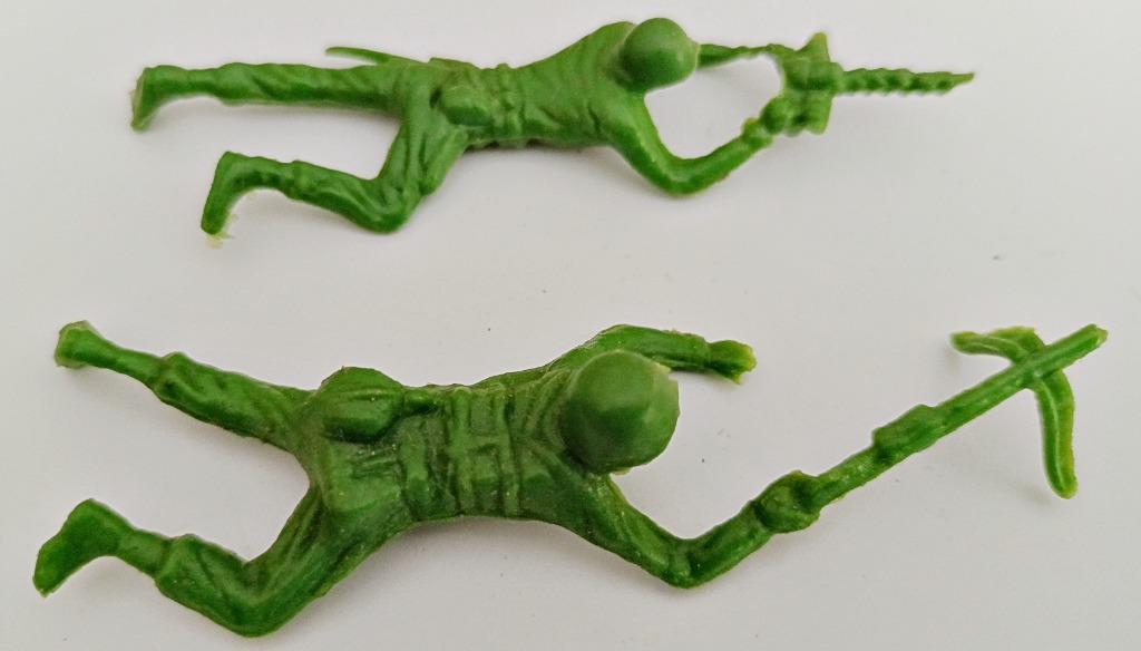 Set de 2 soldats américains verts couchés, plastique vintage, Enlèvement ou Envoi, Utilisé, Plus grand que 1:35, Personnage ou Figurines
