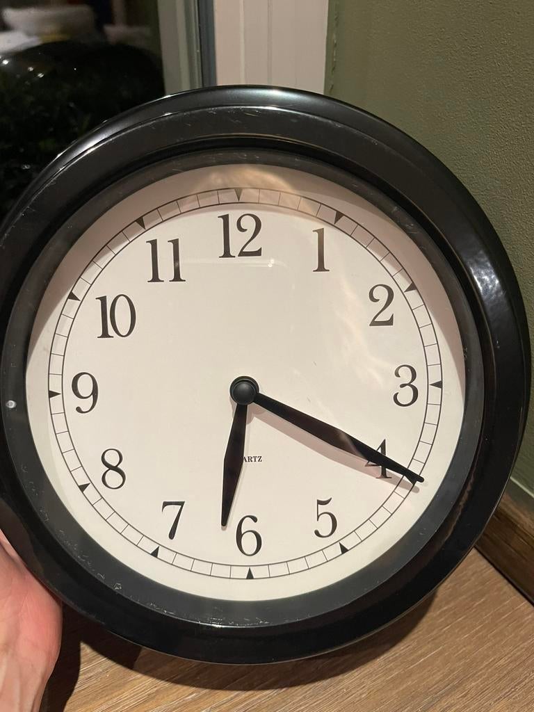 Wandklok met wijzers, Enlèvement, Utilisé, Horloge murale