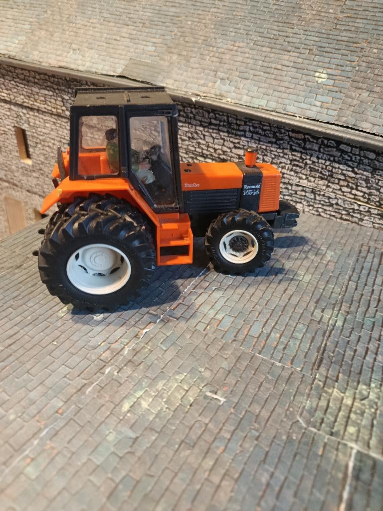 Renault 145-14 Britains + conducteur roues arrière jumelées, Enlèvement ou Envoi, Utilisé, Tracteur et Agriculture, Britains