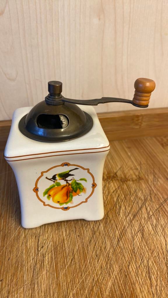 Ancien petit moulin au poivre très bon état, Antiquités & Art, Enlèvement ou Envoi