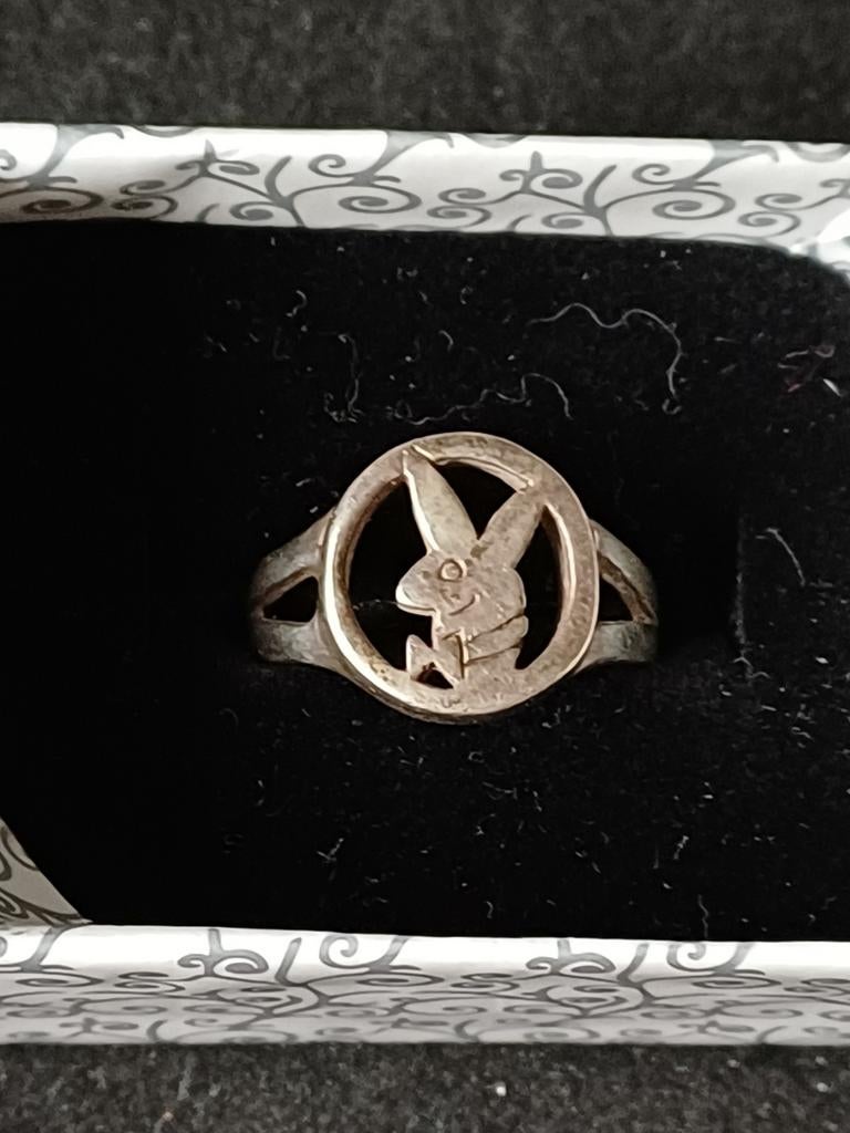Belle bague en argent avec Playboy Bunnie, Enlèvement