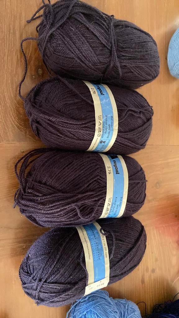 Blauwe breiwol voor priemen nr3 4 bollen van ieder 125gr=500, Enlèvement, Neuf