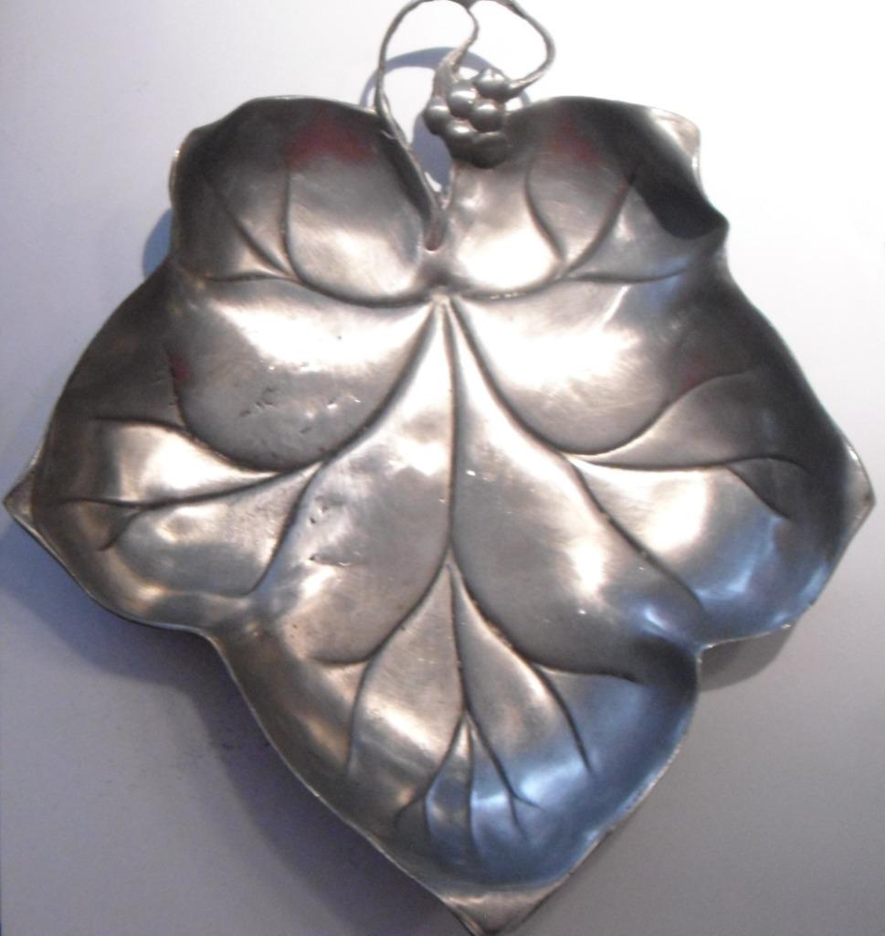 Plat(eau) à fruit en étain (92%) en forme feuille de vigne, Antiquités & Art, Enlèvement ou Envoi