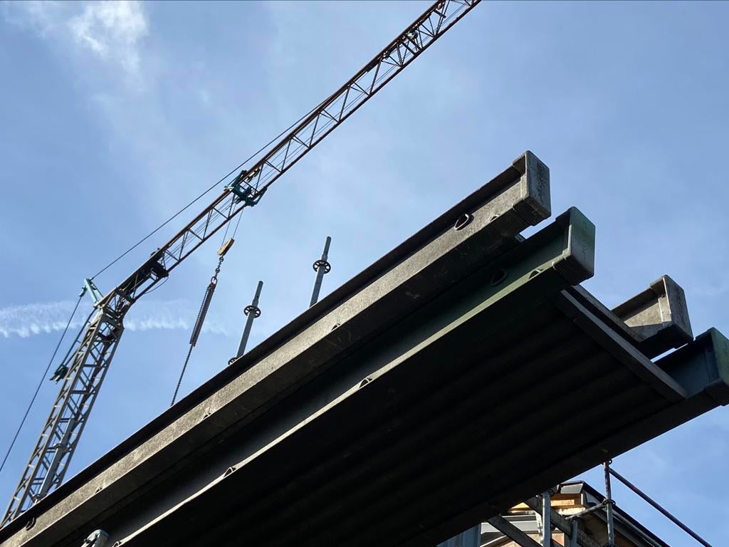 2 originele Layher steigerbruggen 8,1m, Ophalen, Zo goed als nieuw