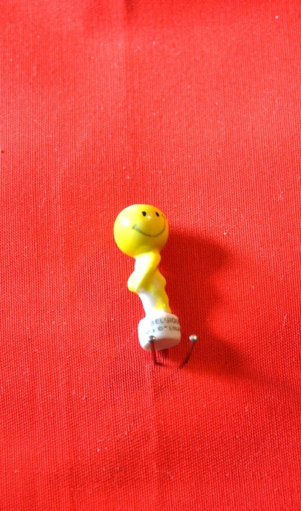 feve en porcelaine smiley belgique, Enlèvement ou Envoi, Comme neuf, Autres types