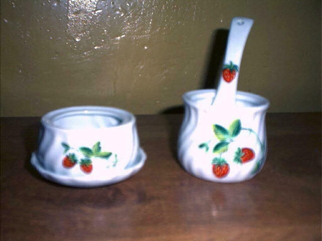 2 versierde sauspotjes (aardbei), Ophalen of Verzenden