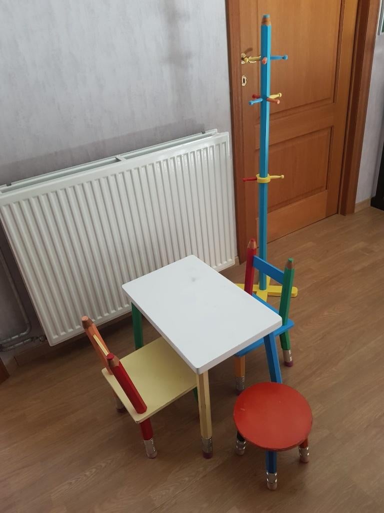 Houten kindertafeltje, 2 stoeltjes+krukje , kapstok en rekje, Kinderen en Baby's, Ophalen, Gebruikt