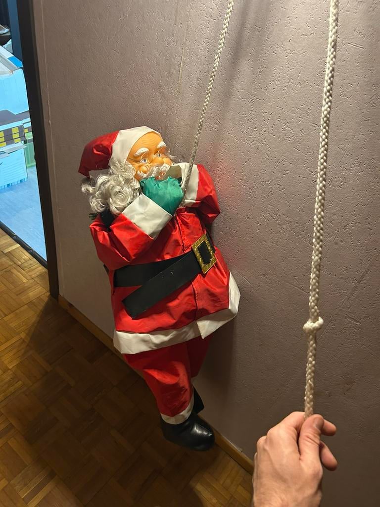 3 pere noel suspendu, Enlèvement, Comme neuf