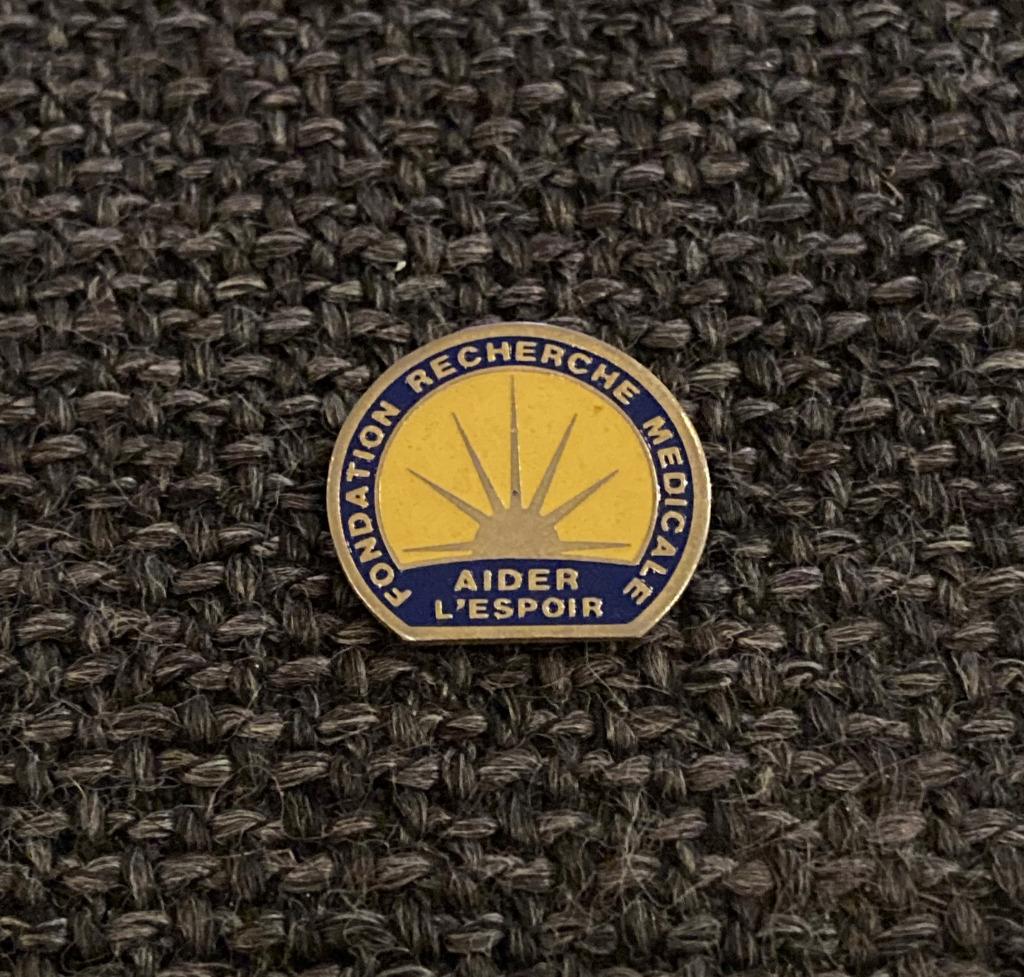 PIN - FONDATION RECHERCHE MEDICALE - AIDER L'ESPOIR, Collections, Envoi, Utilisé, Autres sujets/thèmes, Insigne ou Pin's