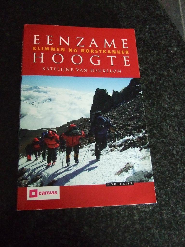 K. VAN HEUKELOM : "EENZAME HOOGTE" Klimmen na borstkanker, Livres, Récits de voyage, Enlèvement ou Envoi, Comme neuf, Katelijne Van Heukelom