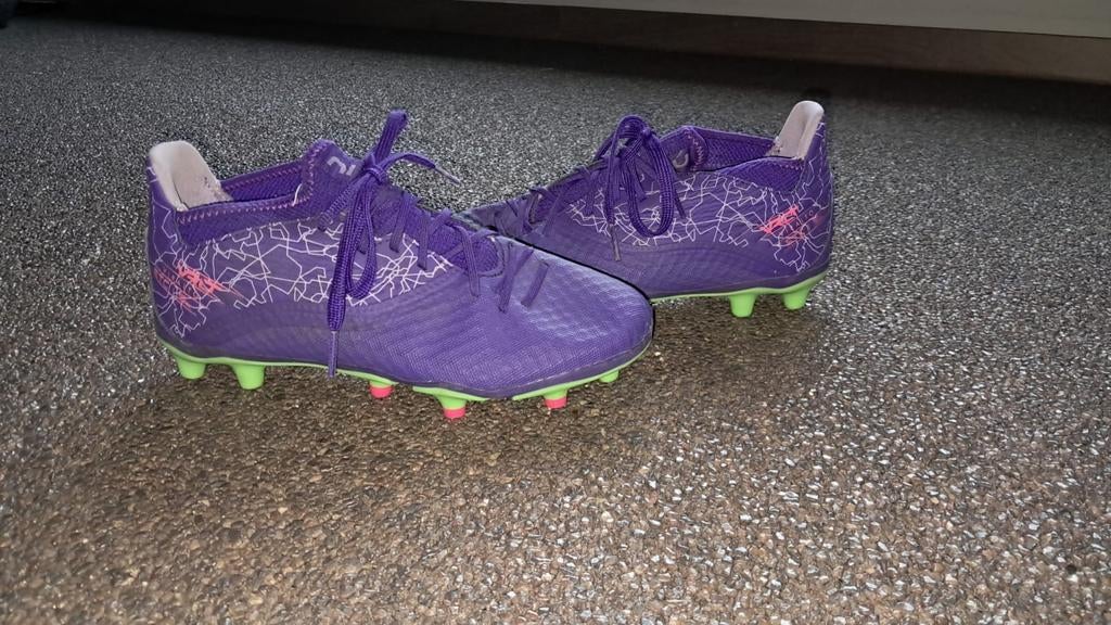 Chaussures de football, Enlèvement