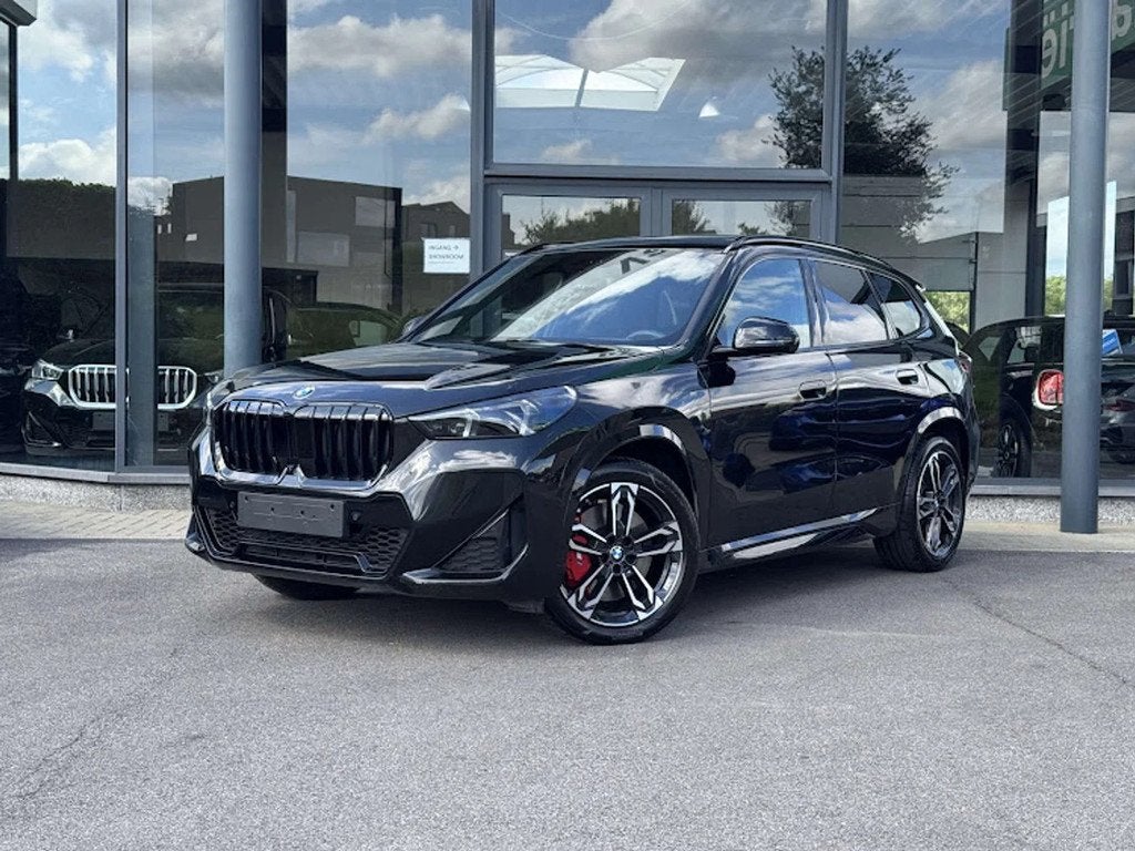 BMW X1 sDrive18i M Sport Pro / PANO / TREKHAAK / M SEAT / HU, Auto's, Adaptive Cruise Control, Gebruikt, Zwart, Zwart
