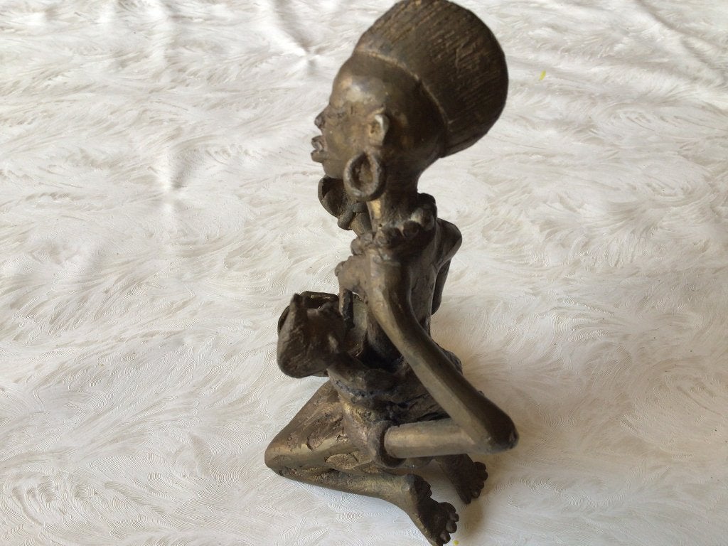 Oud bronzen beeld voedende vrouw met kind, Antiek en Kunst, Ophalen of Verzenden, Koper