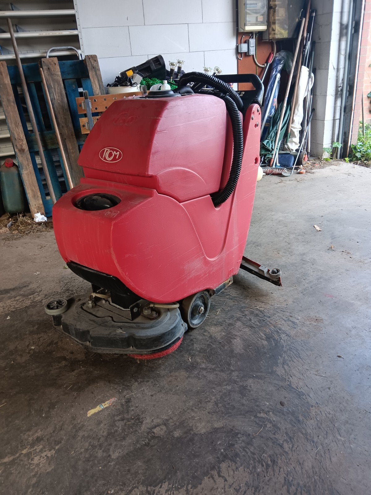 schrob en zuigmachiene,werk aan,prijs bieden, Doe-het-zelf en Bouw, Ophalen of Verzenden, Zo goed als nieuw, Schrobmachine