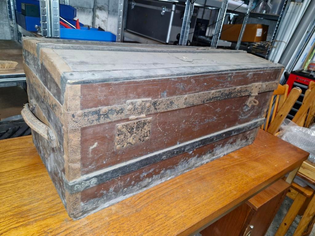 Ancienne boîte en bois avec bords en métal marron, Enlèvement