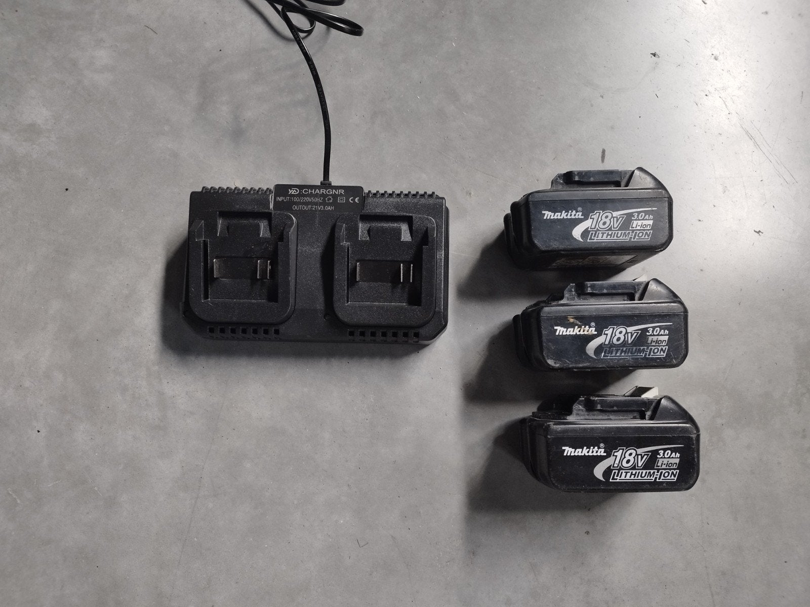 Batterie Makita 3ah. + chargeur double. parfait état, Enlèvement, Utilisé, Autres types, 400 à 600 watts