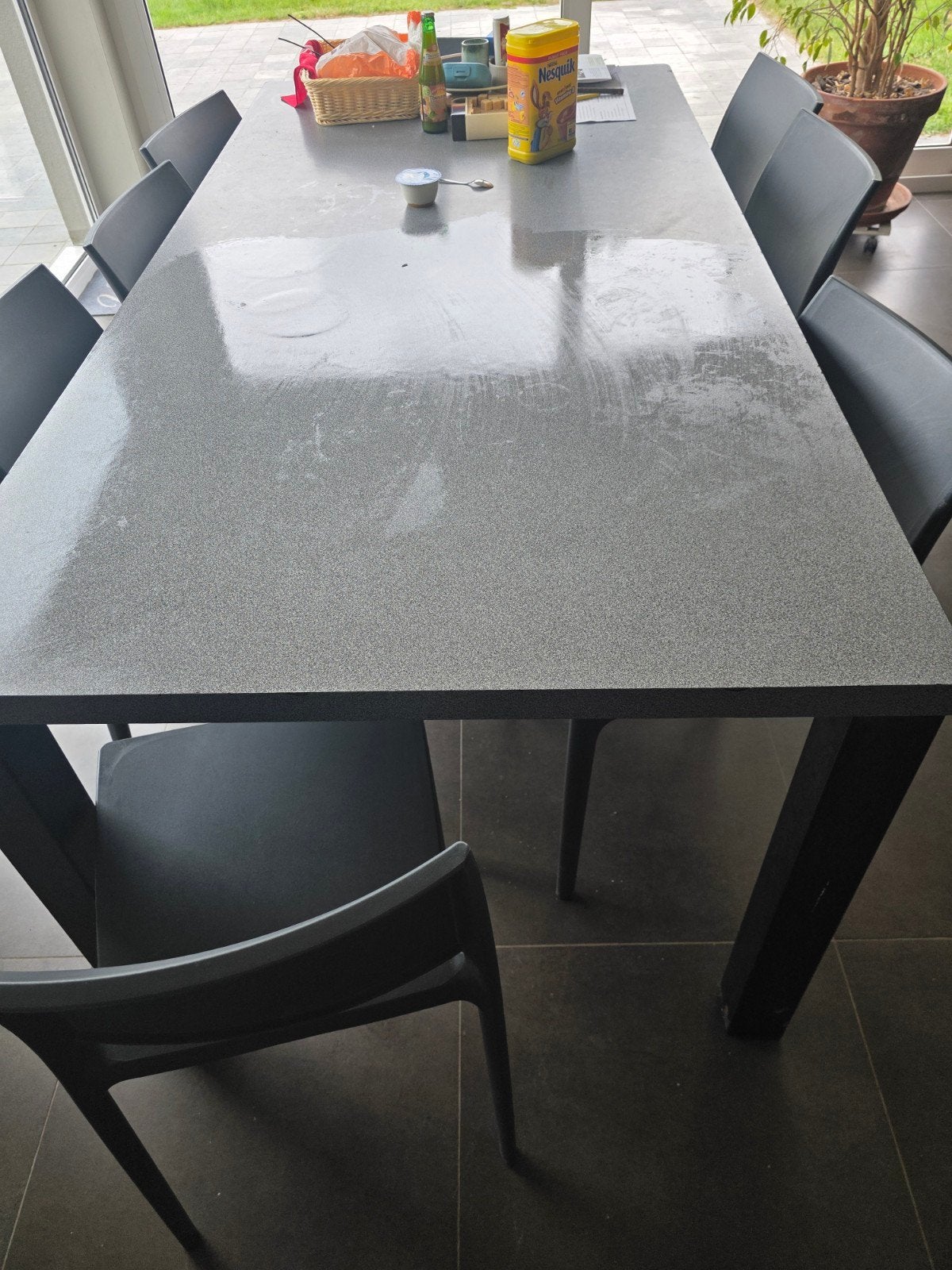 Grote tafel 2.5m op 1 m en 8 plastieken stoelen  kan ook die, Ophalen
