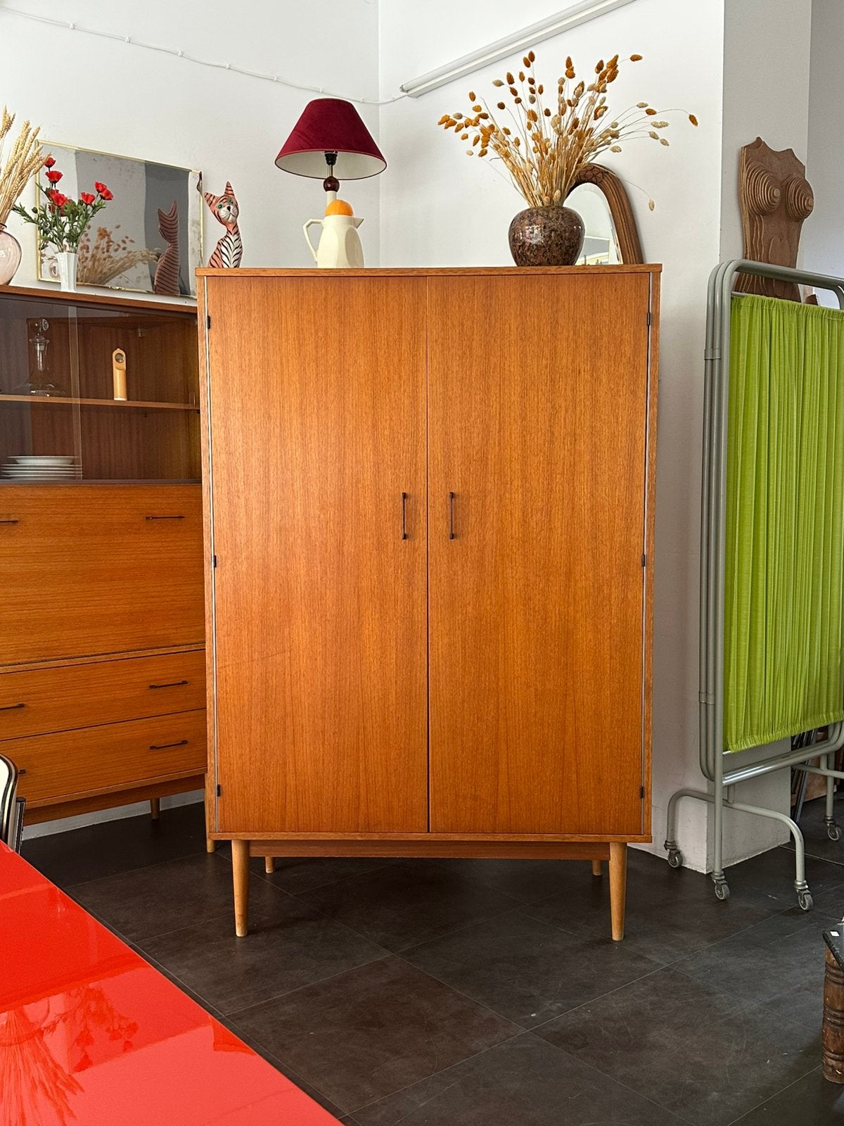 Armoire 2 portes plaquée en teck, années 70, Maison & Meubles, Armoires | Penderies & Garde-robes, Comme neuf, Teck, Enlèvement