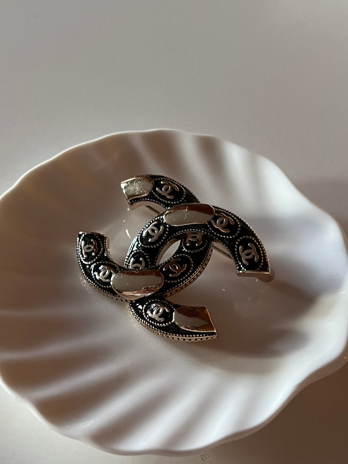 Chanel brooche Vintage CC zwart & goud, Handtassen en Accessoires, Broches, 4 tot 7 cm, Zwart, Ophalen of Verzenden, Zo goed als nieuw