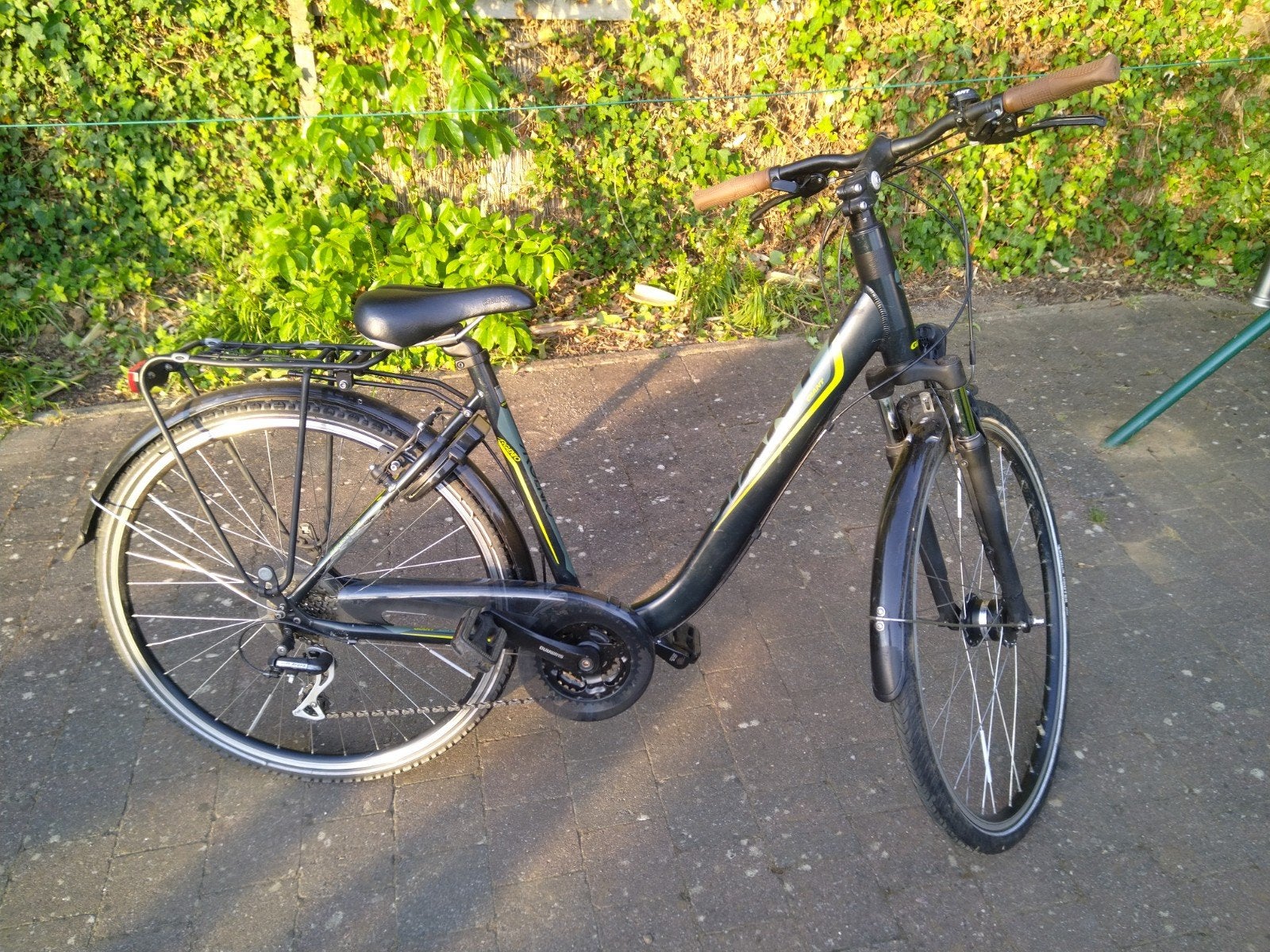 28 inch meisjesfiets - vrouwenfiets, Ophalen, 28 inch, Gebruikt, Velgrem