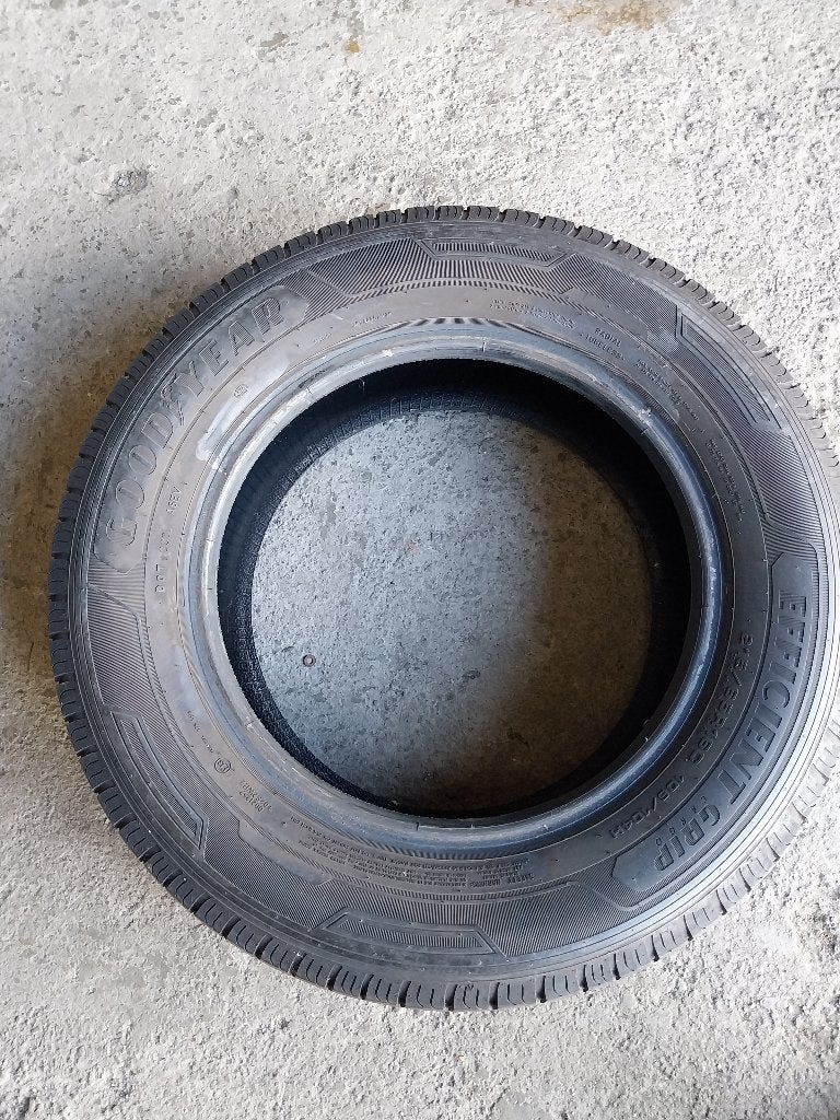 Goodyear Efficient grip 2 banden, Autos : Pièces & Accessoires, 215 mm, 16 pouces, Pneus été, Véhicule utilitaire