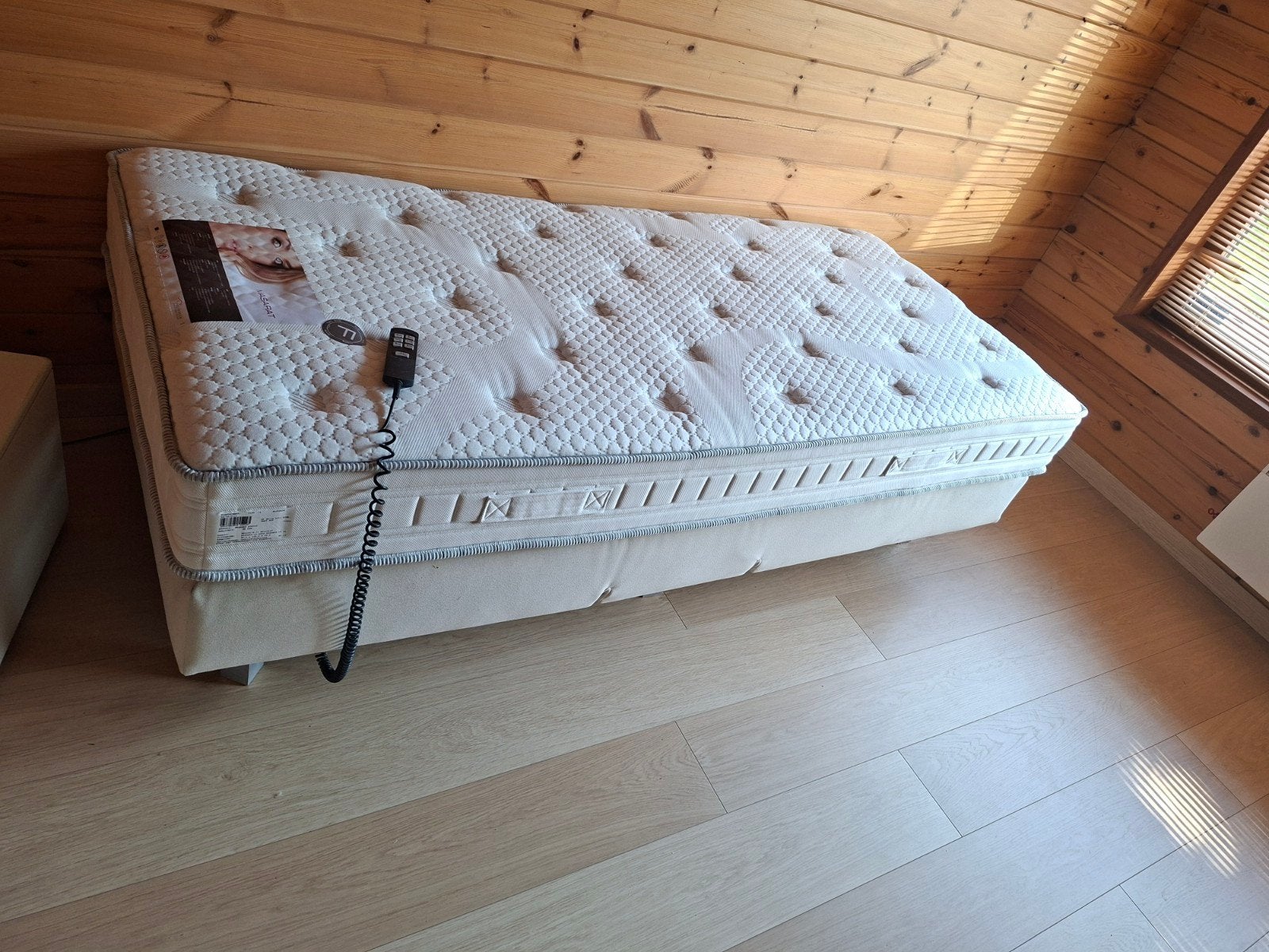 Elektrisch verstelbare bedden. 2 stuks, Ophalen, 90 cm