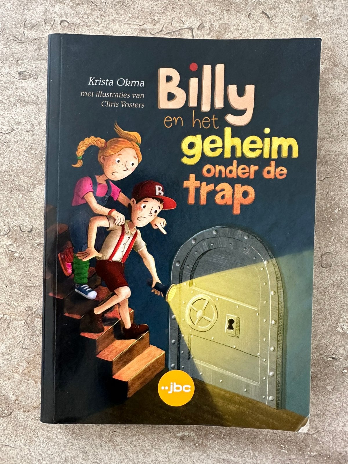 Krista Okma - Billy en het geheim onder de trap, Boeken, Kinderboeken | Jeugd | onder 10 jaar, Zo goed als nieuw, Ophalen